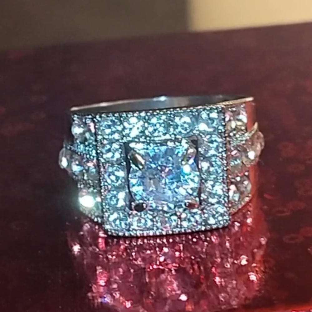 Unisex Diamond stimulated beautiful ring size 8